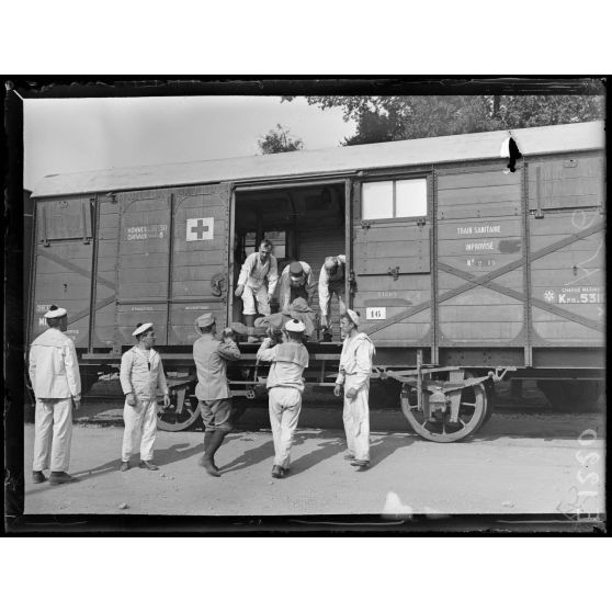 Toulon. Montée des malades dans le train sanitaire. [légende d'origine]