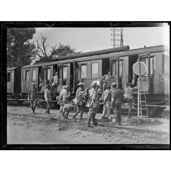 Toulon. Train sanitaire. La montée de blessés. [légende d'origine]