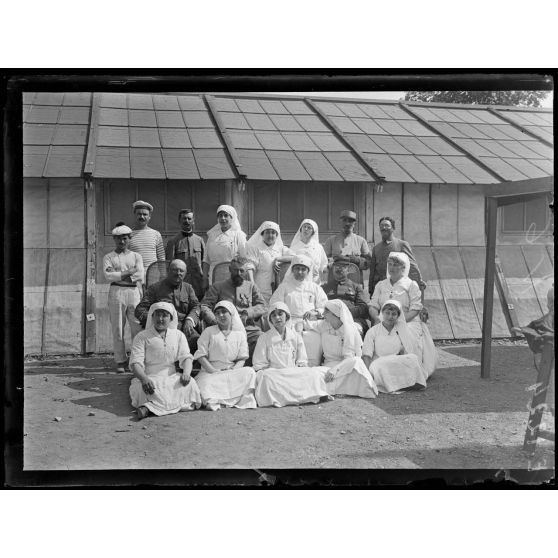 Toulon. Dames de la Coix-Rouge et personnel médical. [légende d'origine]