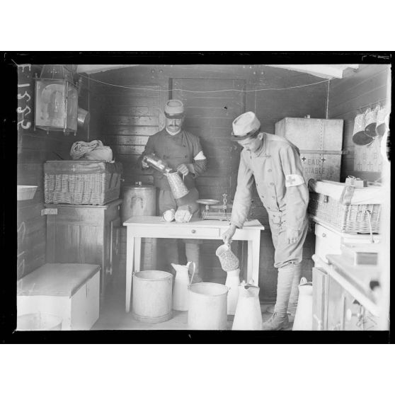 Toulon. Train sanitaire. La tisanerie. [légende d'origine]