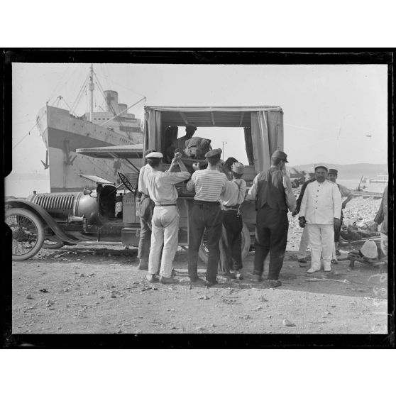 Toulon. Malades transportés dans les autos. 4-8-16. [légende d'origine]