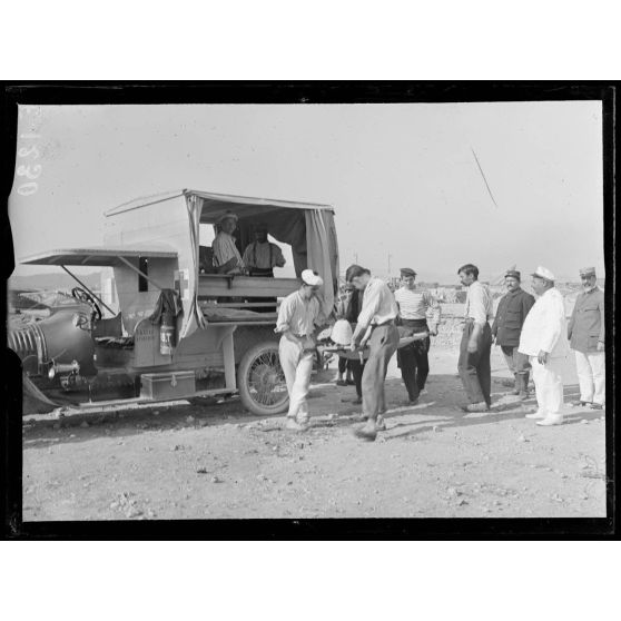 Toulon. Malades transportés dans les autos. 4-8-16. [légende d'origine]