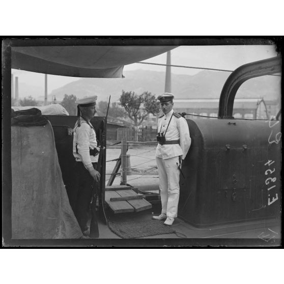 Toulon. A bord du croiseur russe Askold. Sentinelle et officier de quart. [légende d'origine]