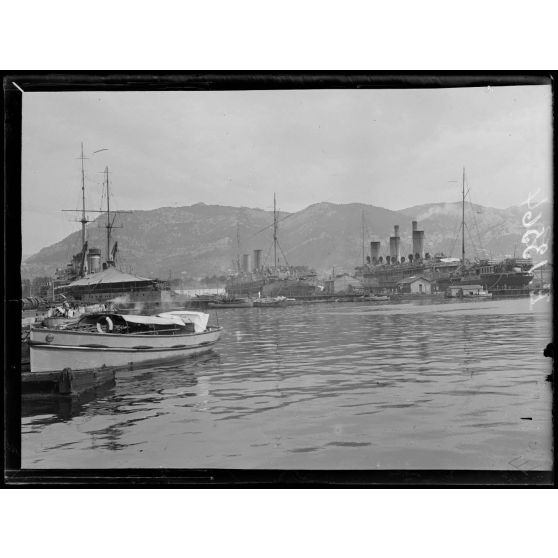 Toulon. Le cuirassé "La France", les croiseurs auxiliaires Savoie et Gallia. [légende d'origine]