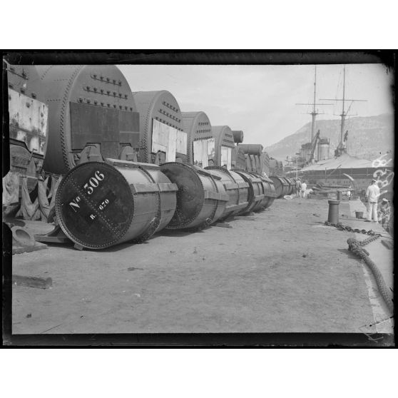 Toulon. Flotteur servant pour les lignes de barrage contre sous-marins. 19-9-16. [légende d'origine]