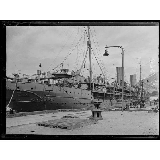 Toulon. "La Savoie" transformée en croiseur auxiliaire, en réparation. 19-9-16. [légende d'origine]