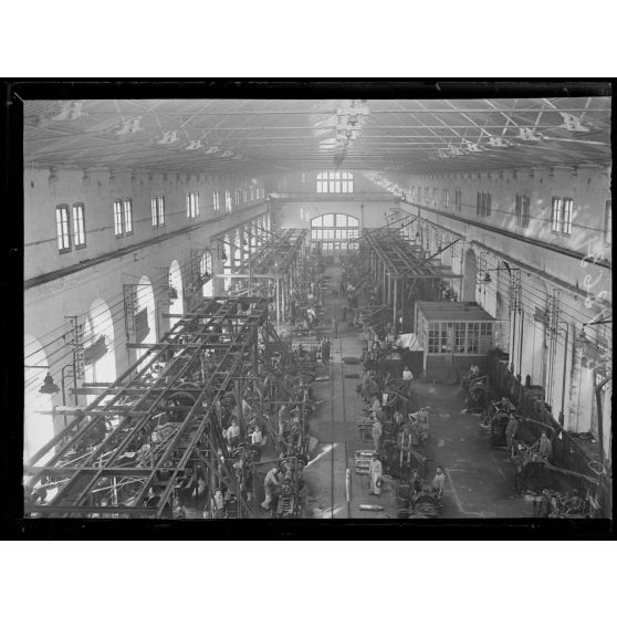 Toulon. Fabrication d'obus de 220. Vue d'ensemble de l'atelier des tours. [légende d'origine]