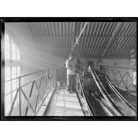 Toulon. Fabrication d'obus de 220. Atelier. Le graissage du pont roulant. [légende d'origine]