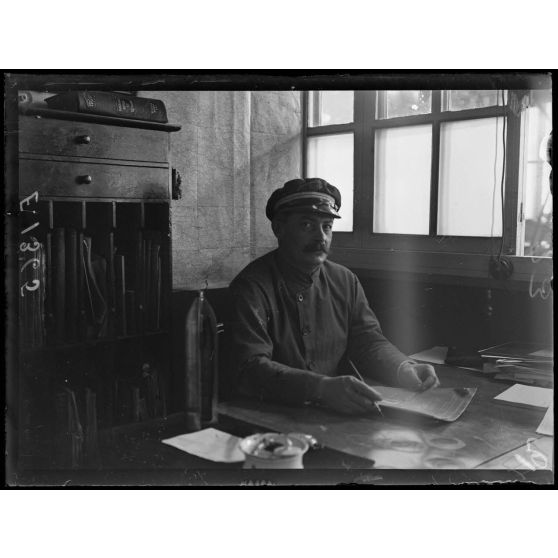 Toulon. Fabrication d'obus de 220. Bureau du chef de service des ateliers. [légende d'origine]