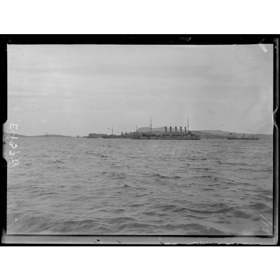 Toulon. Le croiseur russe Askold sorti de cale sèche. Le Chateaurenault, croiseur de l'ordre. Au lointain le cuirassé "France". [légende d'origine]