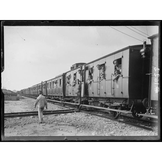 Port de Toulon. Appontements de Milhaud. Arrivée de soldats russes dans le port. [légende d'origine]