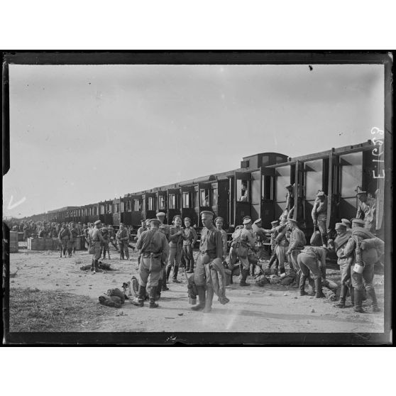 Port de Toulon. Appontements de Milhaud. Arrivée de soldats russes dans le port. [légende d'origine]