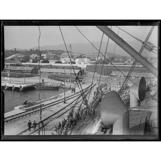 Port de Toulon. Vue prise à bord du "Canada" sur les troupes russes venant s'embarquer. [légende d'origine]