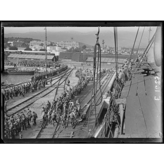 Port de Toulon. Vue prise à bord du "Canada" sur les troupes russes venant s'embarquer. [légende d'origine]