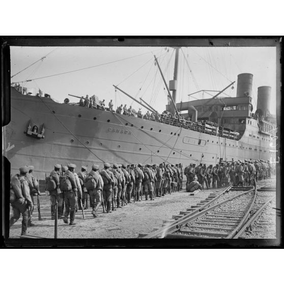 Port de Toulon. Le Canada et les troupes russes venant s'embarquer. [légende d'origine]