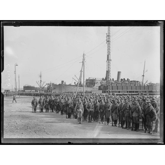 Port de Toulon. Le Canada et les troupes russes venant s'embarquer. [légende d'origine]