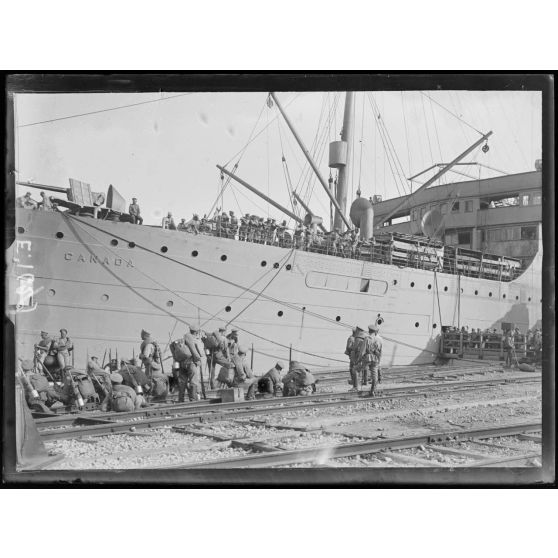 Toulon. Embarquement de troupes russes sur le "Canada". [légende d'origine]