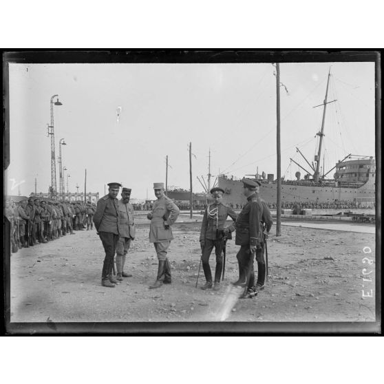 Toulon. Soldats russes attendant leur embarquement sur le Canada. [légende d'origine]