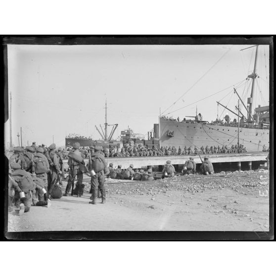 Toulon. Embarquement de troupes russes sur le "Canada". [légende d'origine]