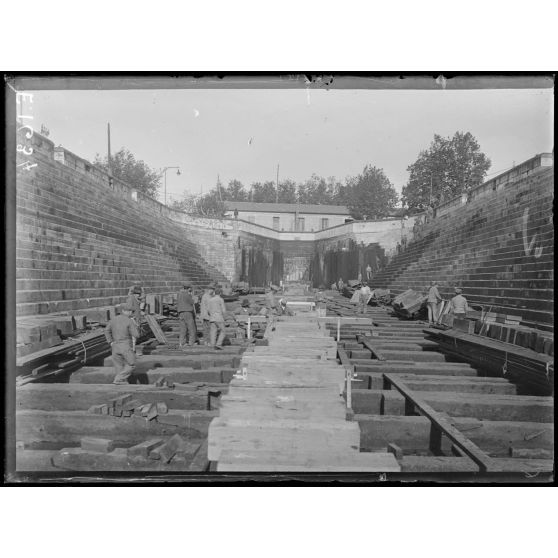 Toulon. Remise en état d'une cale sèche. [légende d'origine]