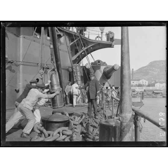 Toulon. Avant de rentrer au bassin pour y être réparé, tous les projectiles qui sont à bord du "Condorcet" sont enlevés. [légende d'origine]