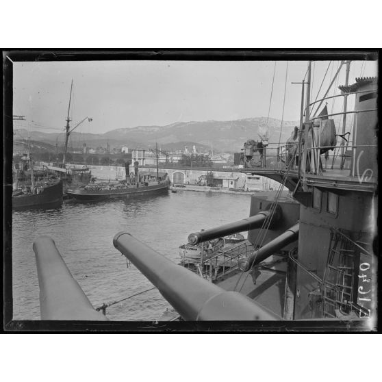 Toulon. A bord du Condorcet. Les pièces de 305.<br> [légende d'origine]