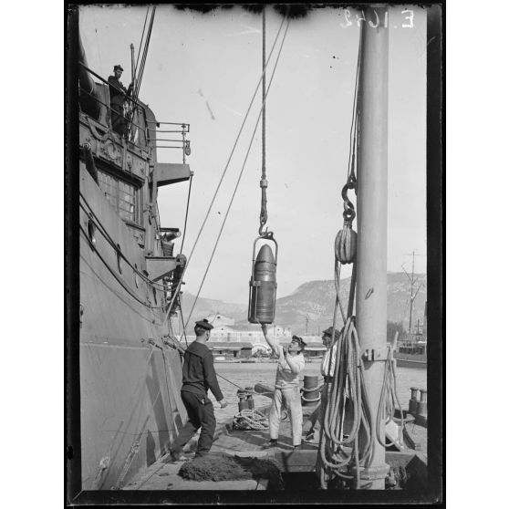 Toulon. A bord du Condorcet. Avant la rentrée en cale sèche, descente de projectiles de 305. [légende d'origine]