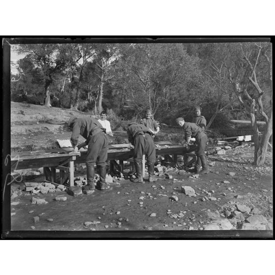 Saint-Raphaël (Var). Camp Caudrelier. Soldats russes au lavoir. [légende d'origine]