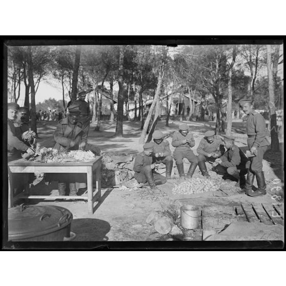 Route de Saint-Raphaël (Var). Camp Caudrelier. [légende d'origine]