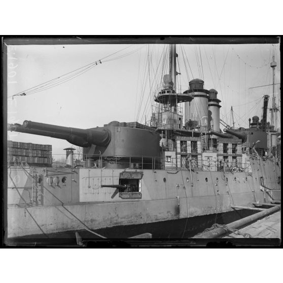 Port de Toulon. Cuirassé Dantoy. Pièces de 305. [légende d'origine]