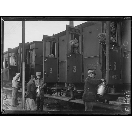 Toulon. La gare. Distribution de thé aux soldats russes. [légende d'origine]