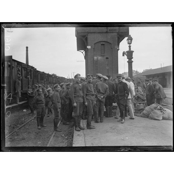 Gare de Toulon. Ravitaillement des troupes russes. [légende d'origine]