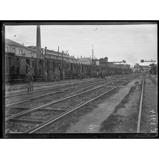 Gare de Toulon. Le train va repartir  après la halte pour le camp Caudelier. [légende d'origine]