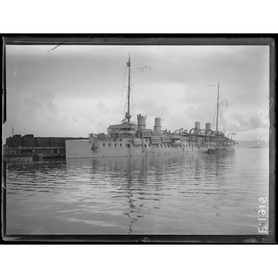 Port de Toulon. Le croiseur  de l'ordre Guichen qui va embarquer des troupes à destination du Pirée. [légende d'origine]