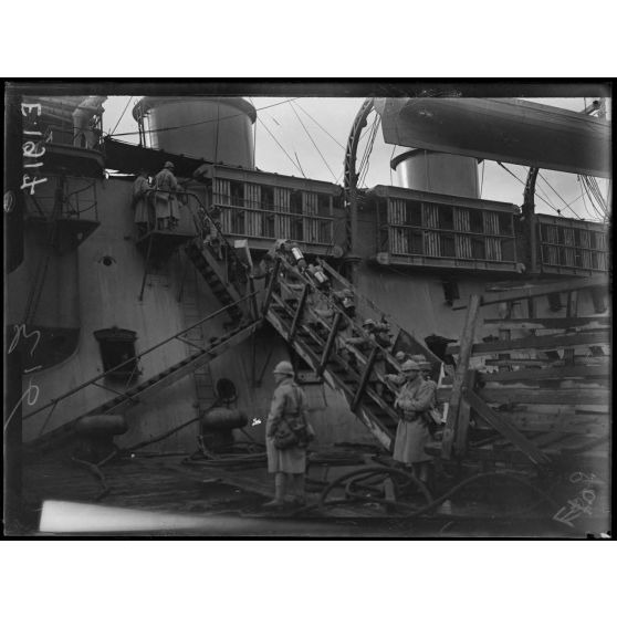 Port de Toulon. Troupes coloniales en partance pour le Pirée s'embarquant sur le Fuichen. [légende d'origine]