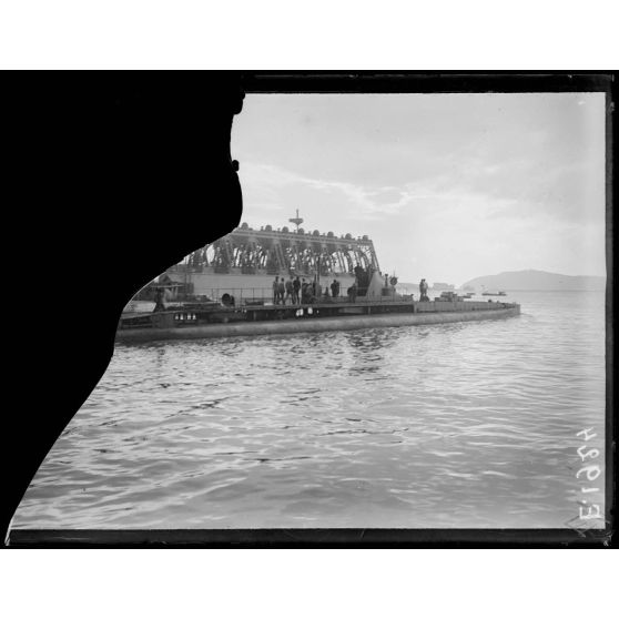 Toulon. Le sous-marin Papin partant en reconnaissance. (Devant le pont tournant). [légende d'origine]