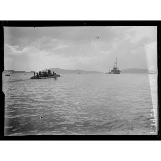 Toulon. Le sous-marin Papin et le cuirassé Danton. [légende d'origine]