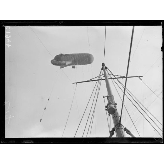 Port de Toulon - Le ballon observateur en pleine mer. [légende d'origine]