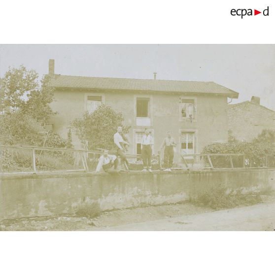 Notre villa (1908-1910). En bas, vue de côté. Les propriots Cathelot, Deltour, Codron, Dollé. [légende d'origine]