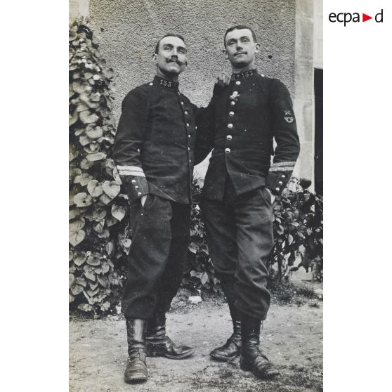 [Portrait en pied de deux caporaux du 153e régiment d'infanterie].<br>