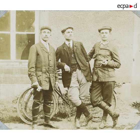 [Portrait de trois homme avec bicyclettes].