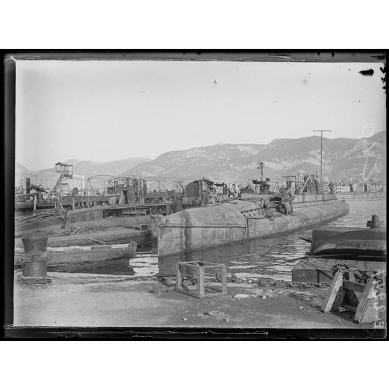 Toulon. Réparations des tubes lance torpilles. Station des sous-marins en achèvement et en réparation. [légende d'origine]