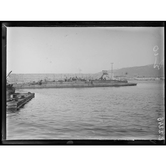 Toulon. Réparations des tubes lance torpilles. Station des sous-marins en achèvement et en réparation. [légende d'origine]