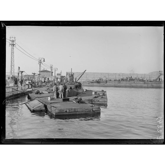 Toulon. Réparations des tubes lance torpilles. Station des sous-marins en achèvement et en réparation. [légende d'origine]