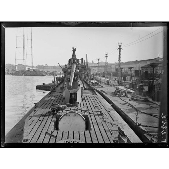 Toulon. Réparation des tubes lance torpilles. La pièce de 47 mm à bord des sous-marins. [légende d'origine]