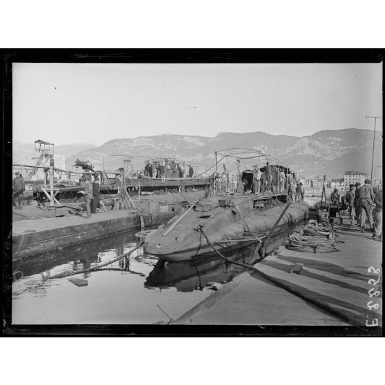 Toulon. Réparation des sous-marins. [légende d'origine]