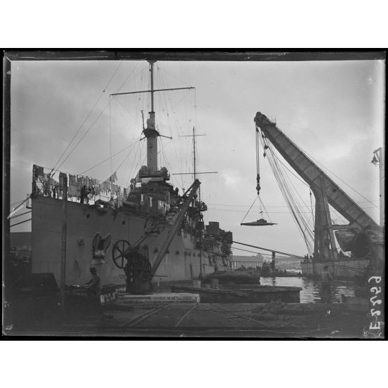 Toulon. Vue de la tourelle enlevée par la grue pour le Danton. [légende d'origine]