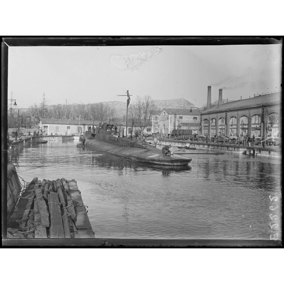 Toulon. Le sous-marin Dupuy de Lôme au bassin. [légende d'origine]