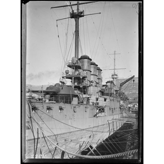 Toulon. Le croiseur de 1er rang Ernest Renan. [légende d'origine]