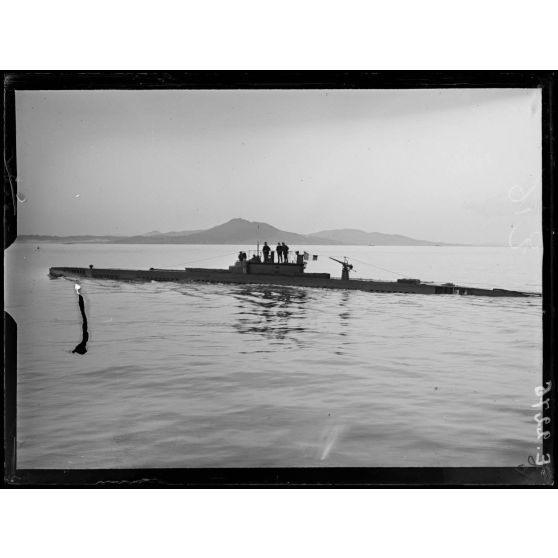 Toulon. Remontée d'un sous-marin à la surface. [légende d'origine]